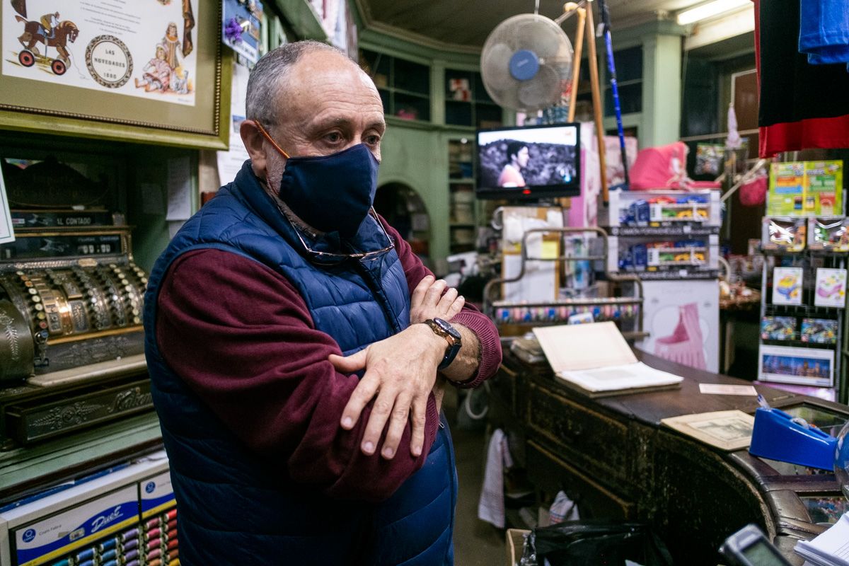Miguel Sánchez, último dueño de Las Novedades en la calle Larga en El Puerto.