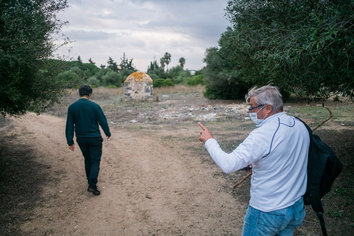 Los ecologistas Juan Clavero y Juan Carlos Neva durante un paseo por el Rancho Linares de El Puerto.