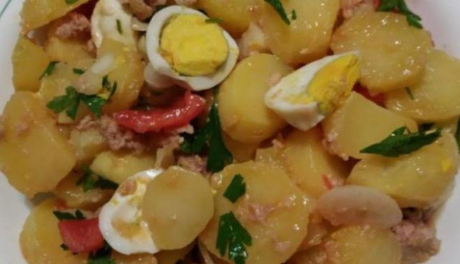 Plato de papas aliñás.