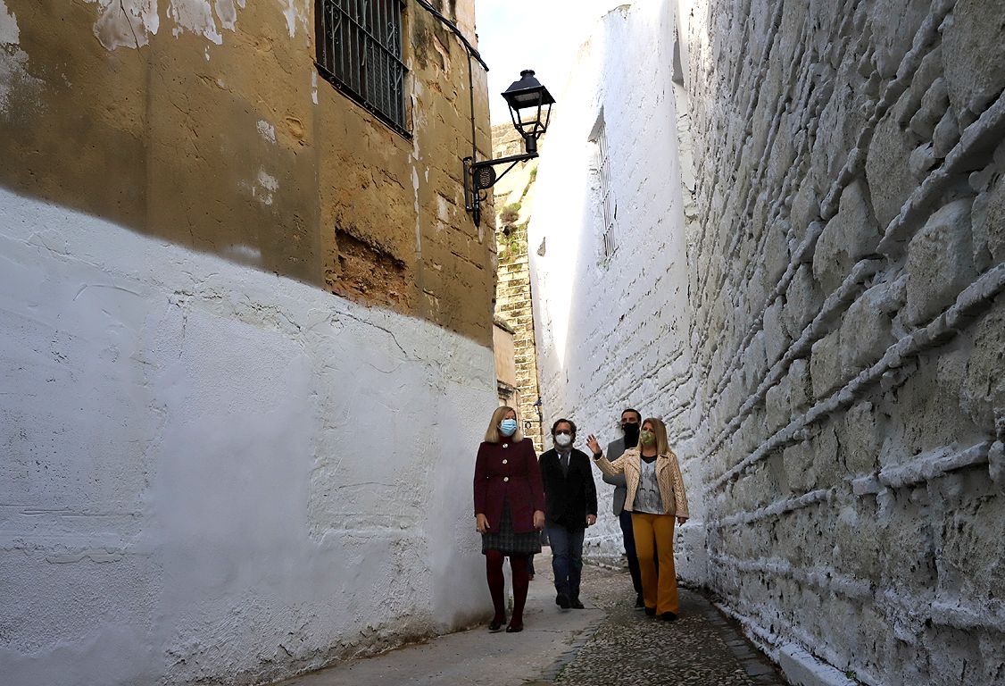 La alcaldesa en la reapertura del callejón de las Siete Revueltas, en San Juan de los Caballeros.