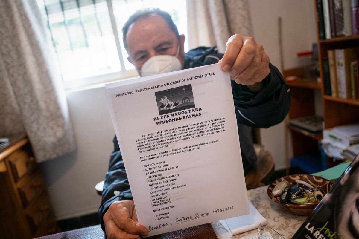 El cura Paco, en su despacho, con su carta de Reyes Magos para los reclusos de las cárceles de El Puerto.