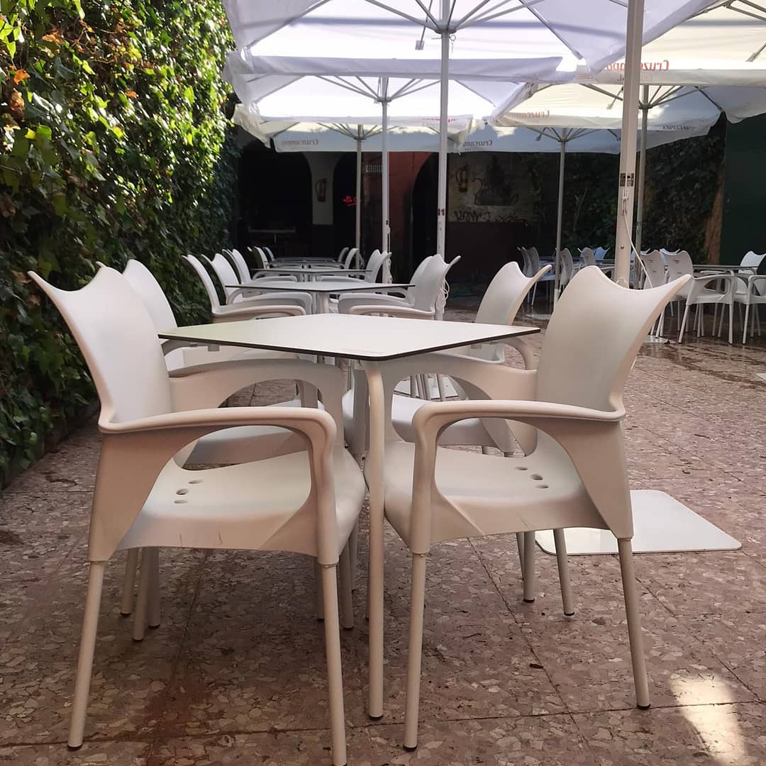 Una de las mesas en la terraza renovada de La Comedia. Una de las mesas en la terraza renovada de La Comedia.