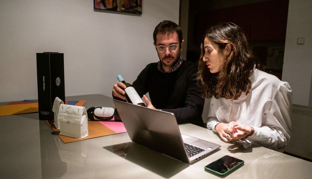 Celia y Pepe trabajando en el canal de venta D'Levante.