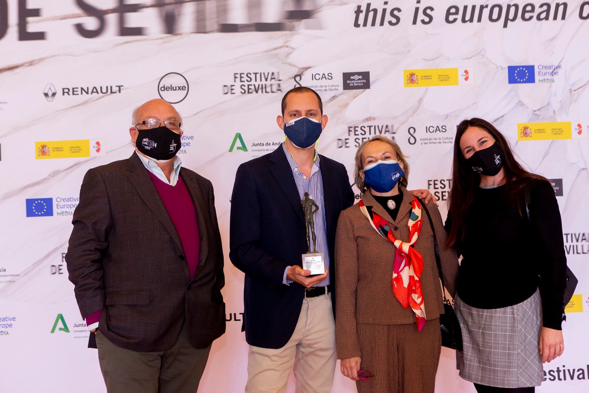 Figueredo junto a su familia, tras recibir en el pasado Festival de Cine de Sevilla, el premio de la RTVA a la trayectoria. Autor: Festival Cine Sevilla