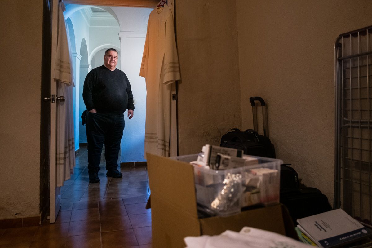 Rafael Vez, el cura arrinconado por el obispo de Cádiz, en su casa de Conil.