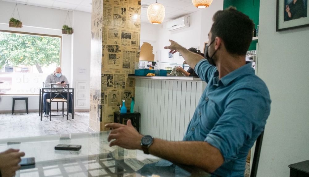 Abel comenta los artículos que decoran la columna. 