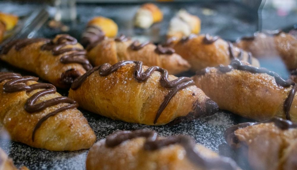 Croissants de la vitrina del Café de Enzo de Jerez.