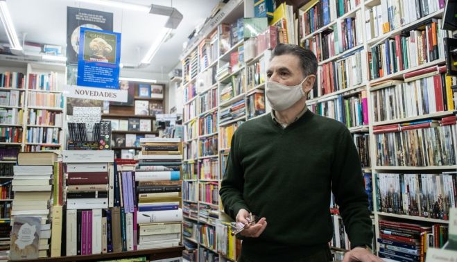 Juan en su librería