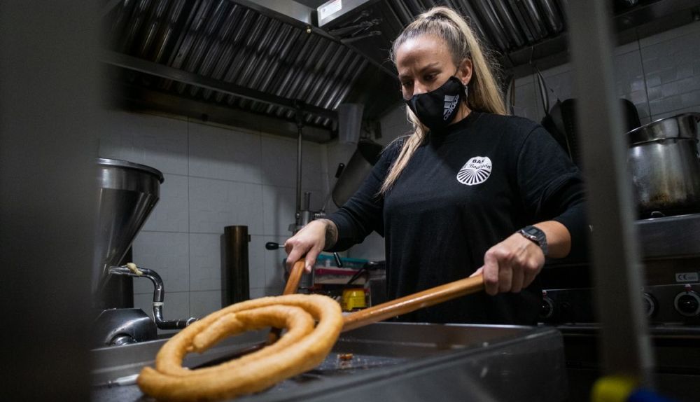 La jerezana preparando las porras en El Bodegón.