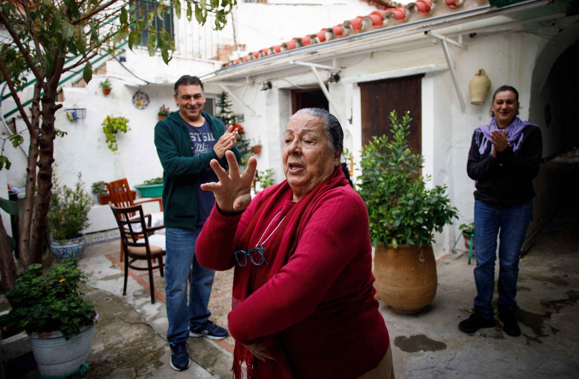Bastiana Romero, en el patio de Cantarería, 10, se da una 'patá' a compás de sus hijos Ángel y Lourdes.