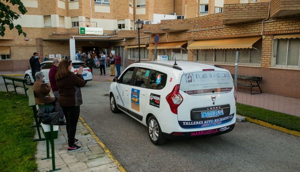 Un momento del paso de la caravana por la residencia. FOTO: MANU GARCÍA