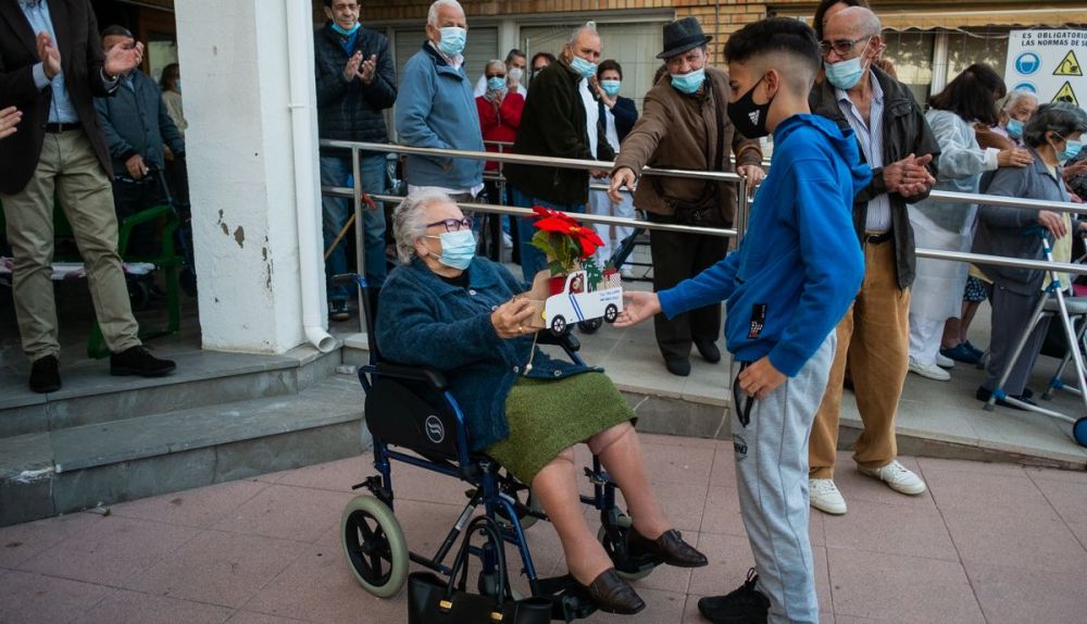 Entrega de unas flores sobre un taxi. FOTO: MANU GARCÍA