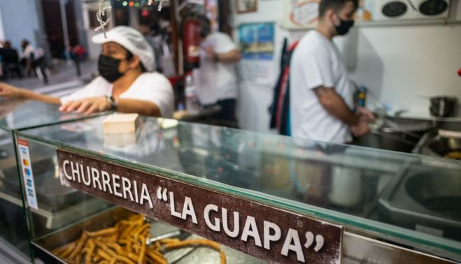 Matilde atiende a la clientela mientras José Antonio hijo fríe los churros.