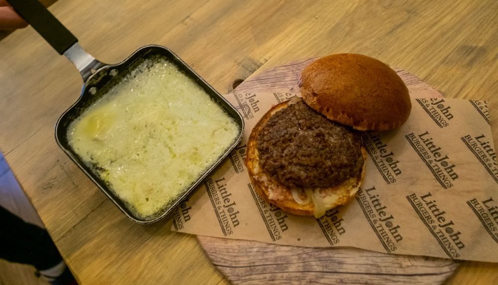 Otra de las hamburguesas de Little John, con una fuente de queso servido en sartén. FOTO: MANU GARCÍA