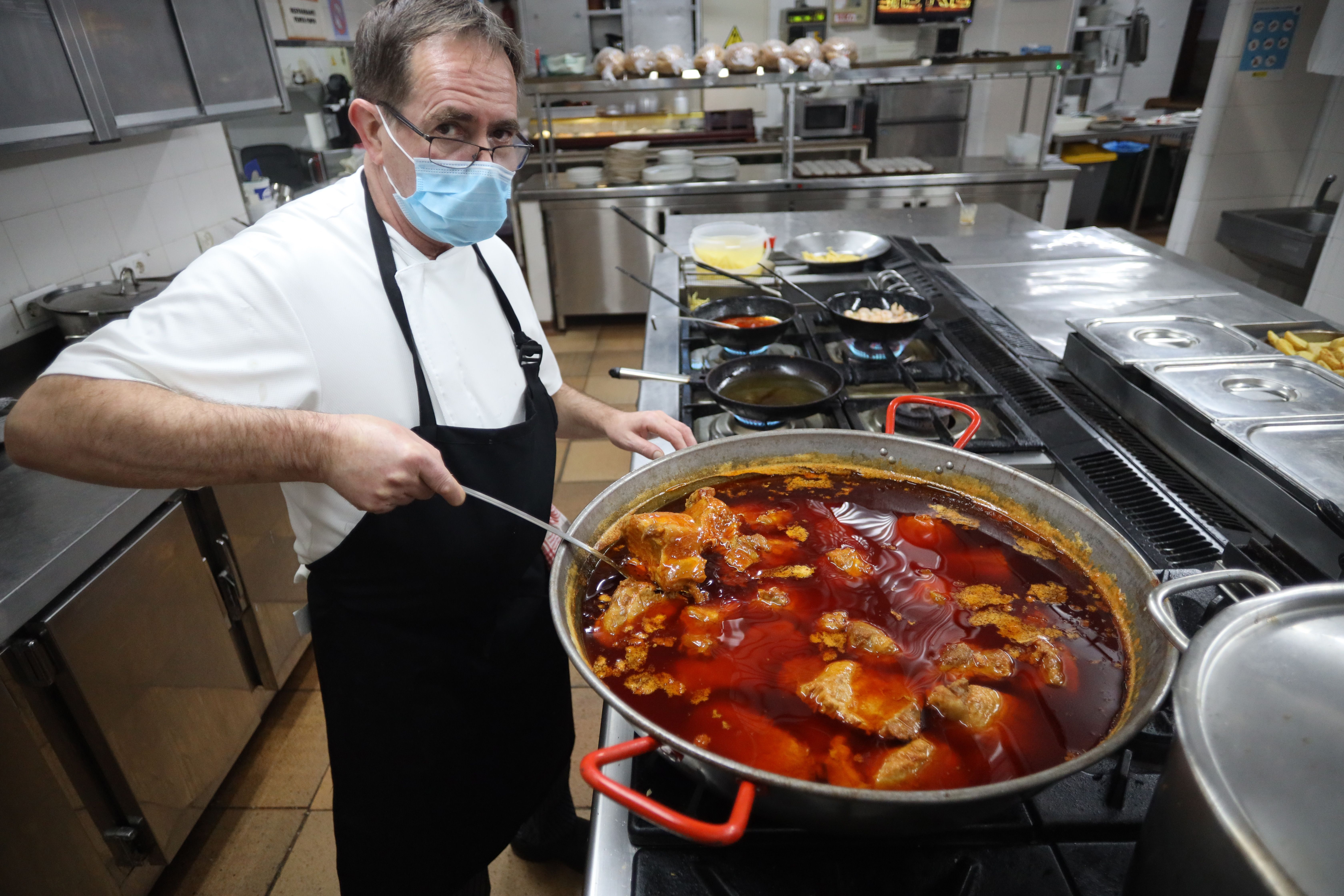 Joaquín López, jefe de cocina de la Venta Pinto, mientras prepara lomo en manteca.