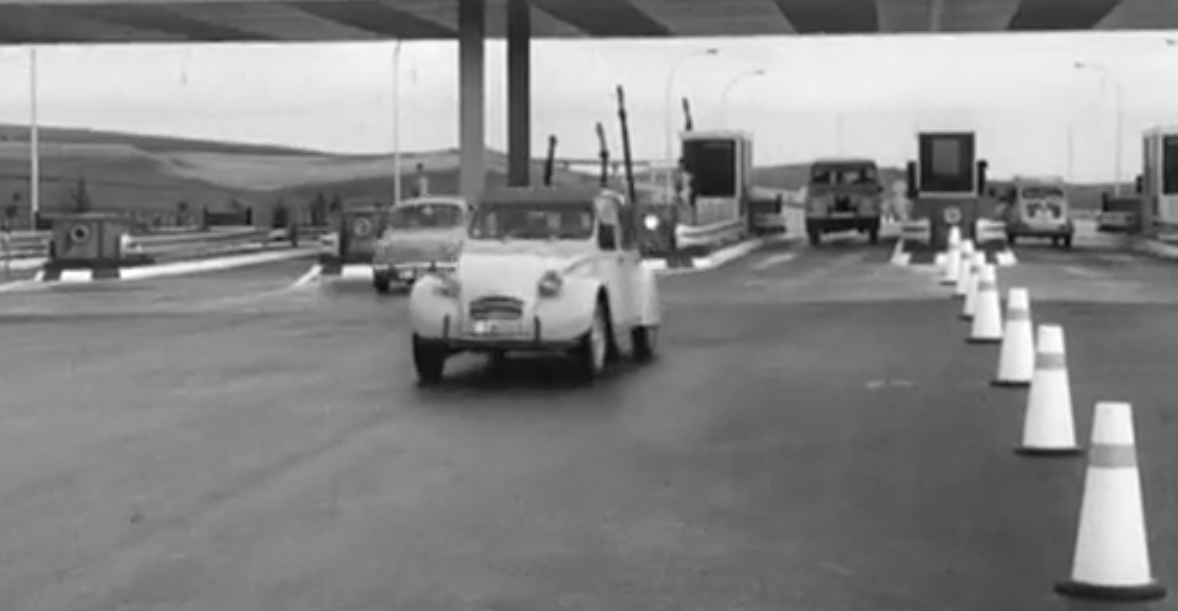 Imágenes de los primeros vehículos que cruzaron el peaje de la AP-4 en 1973.