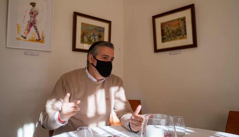 El dueño del restaurante durante la entrevista.