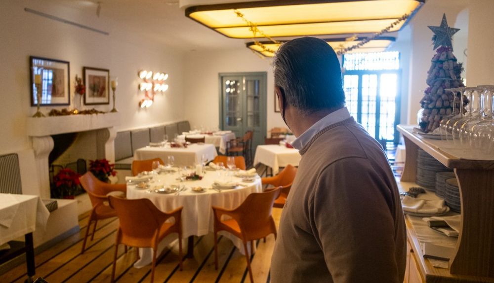 Álvaro enseña el salón principal de Casa Flores.