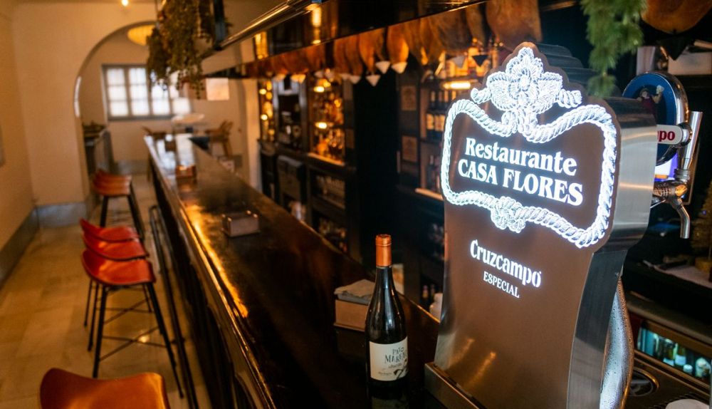 El restaurante mantiene la barra de sus inicios en los 70.
