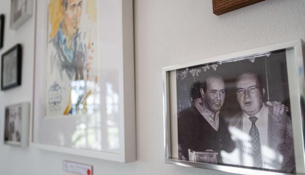 Recuerdos de Paco Flores con artistas en la zona de tapería. 