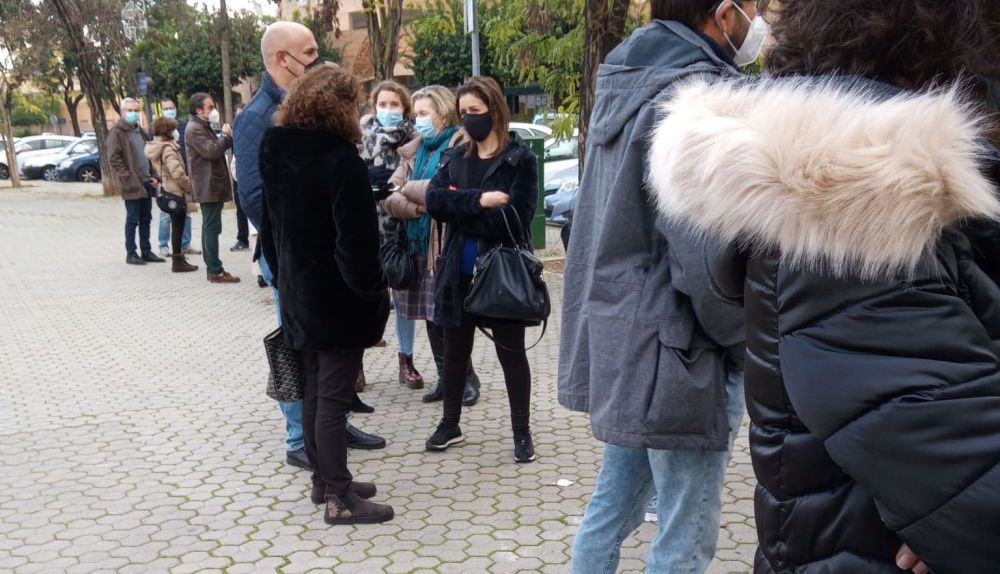 Los docentes, tratando de mantener la distancia en las colas esta tarde antes de los test de covid. FOTO: lavozdelsur.es