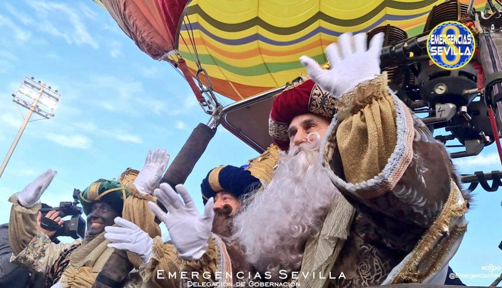 Los Reyes, antes de alzar el vuelo. FOTO: EMERGENCIAS SEVILLA Los Reyes, antes de alzar el vuelo. FOTO: EMERGENCIAS SEVILLA
