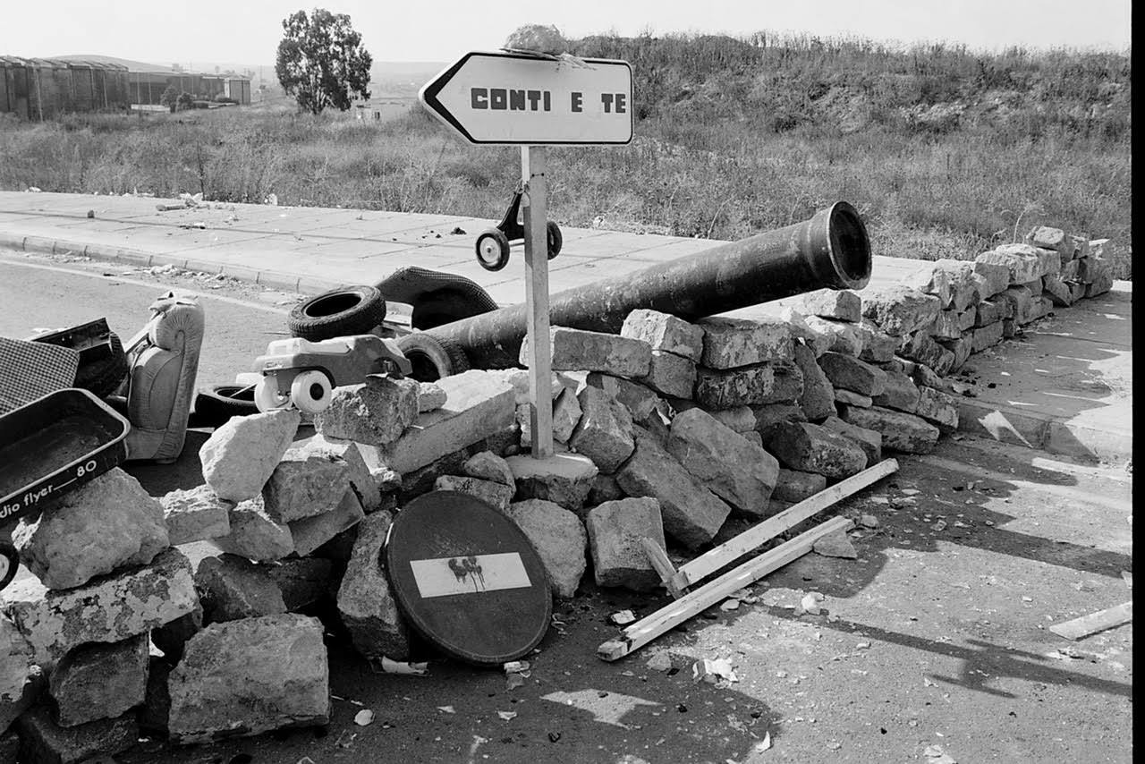 Un corte de carretera para evitar el paso de camiones. FOTO: Cedida