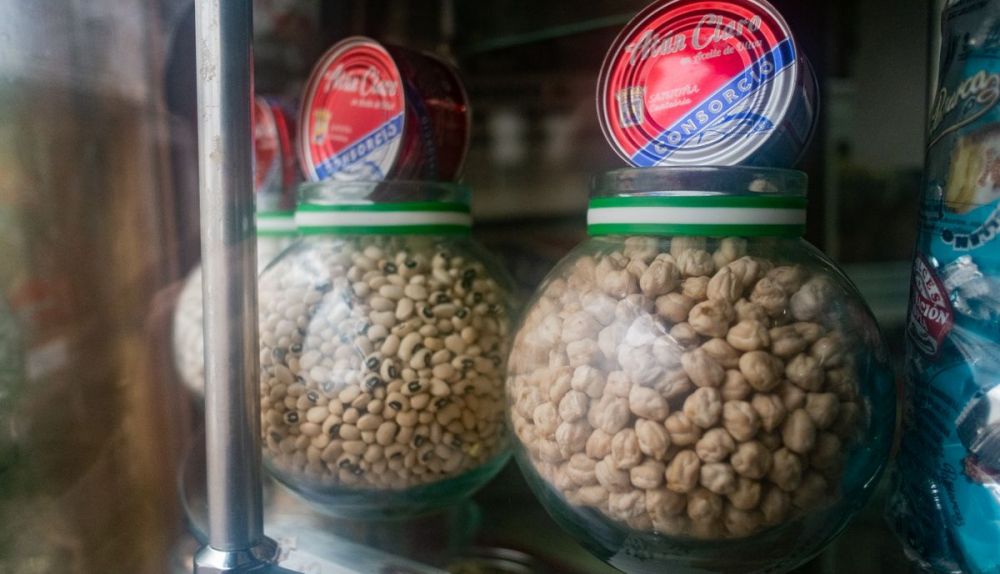 Legumbres y conservas en las vitrinas de la tienda.