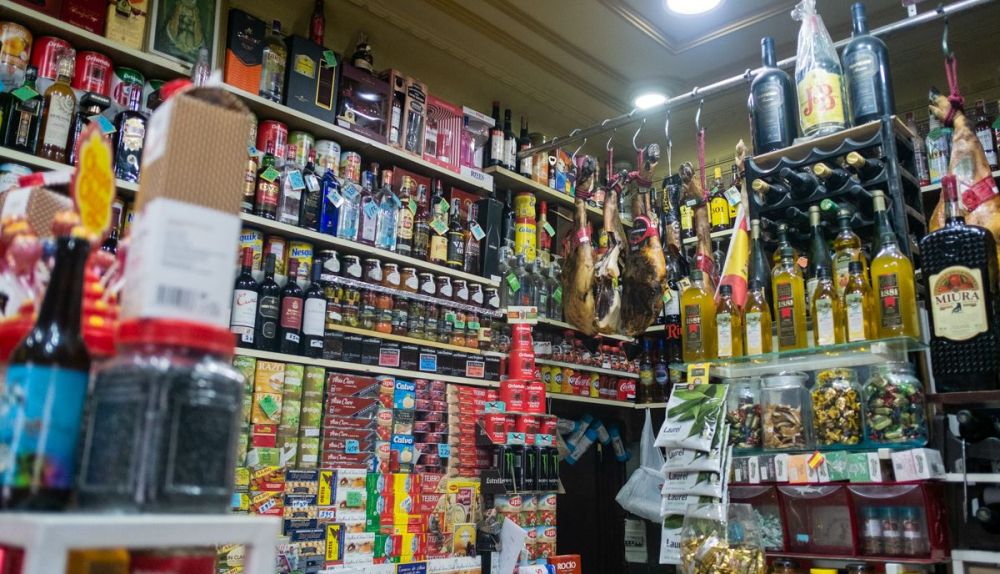 Estanterías del local.