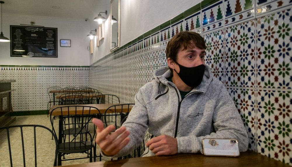 El dueño, Fran Toro, durante la entrevista.