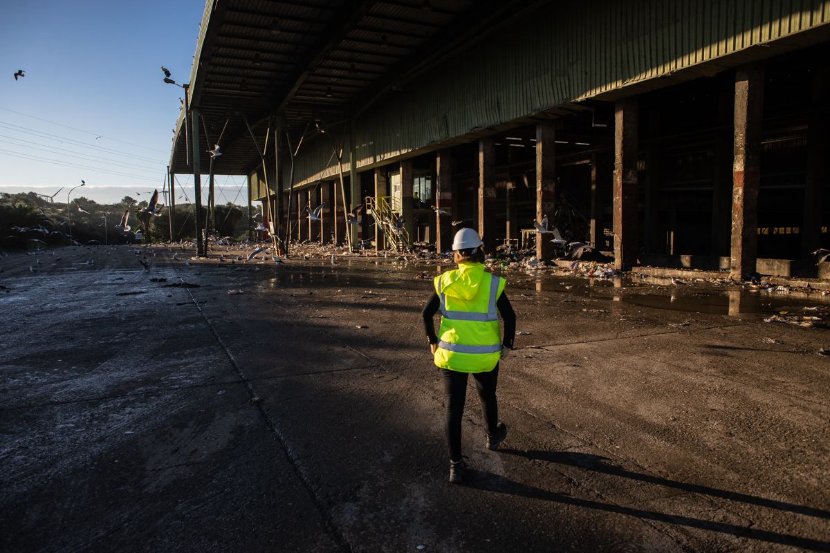 Un operario en Las Calandrias, en la zona donde descargan los camiones. FOTO: MANU GARCÍA