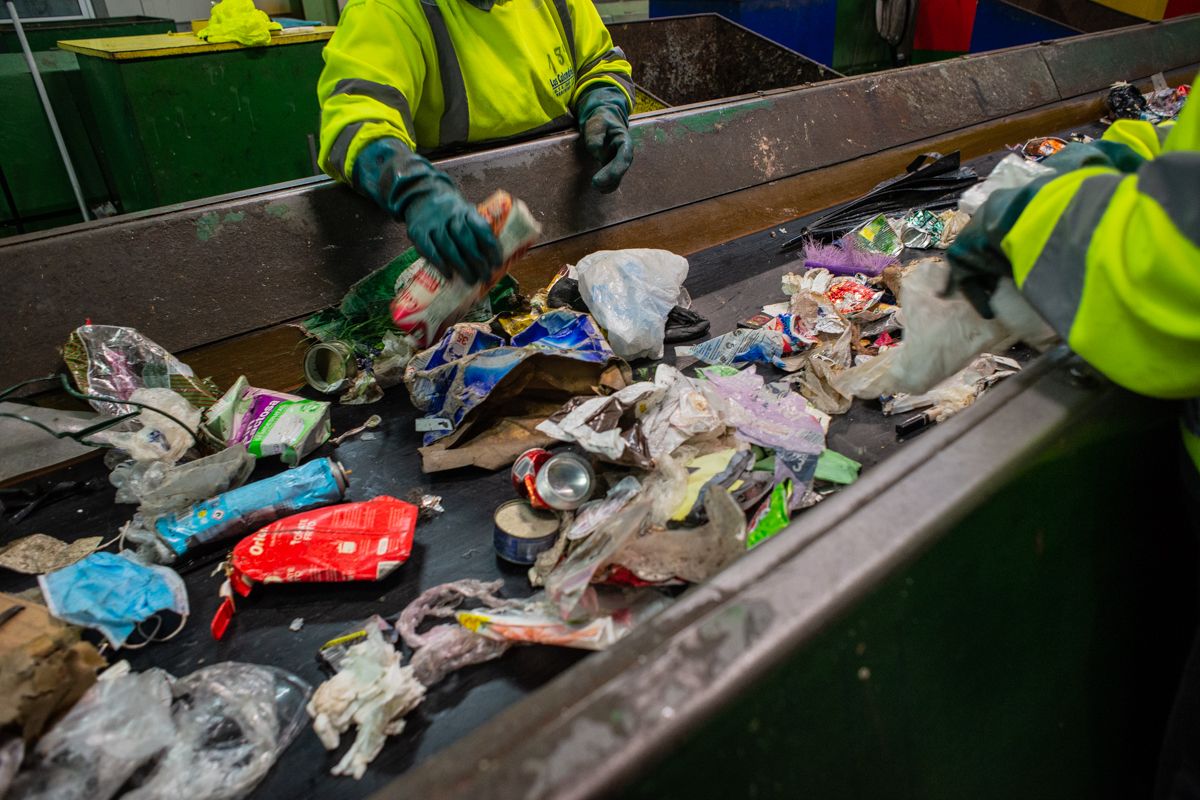 Trabajadores separando manualmente los residuos.