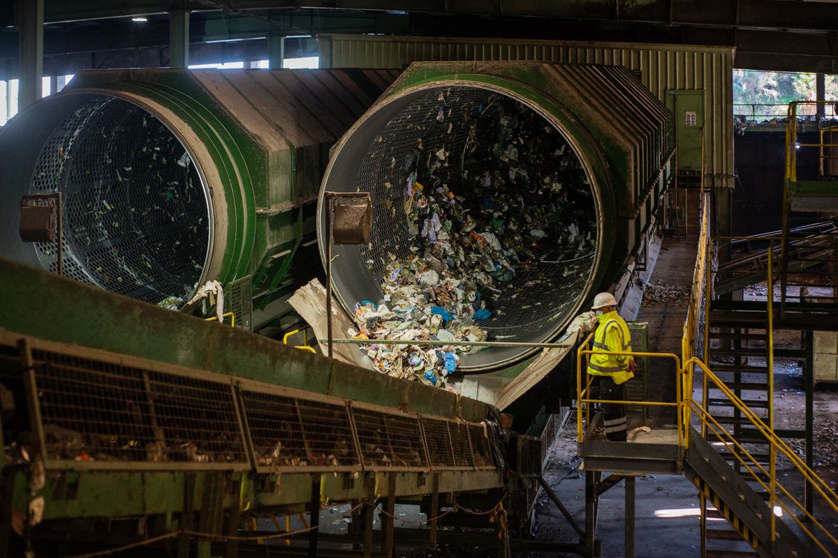 Un momento del proceso de tratamiento de residuos en Las Calandrias. FOTO: MANU GARCÍA