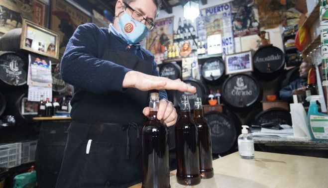 Carli, empleado de la bodega, prepara las botellas con vino a granel.