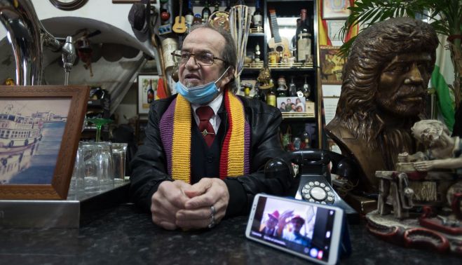 Pepe en la barra de su último bar. Autor: Juan Carlos Toro.