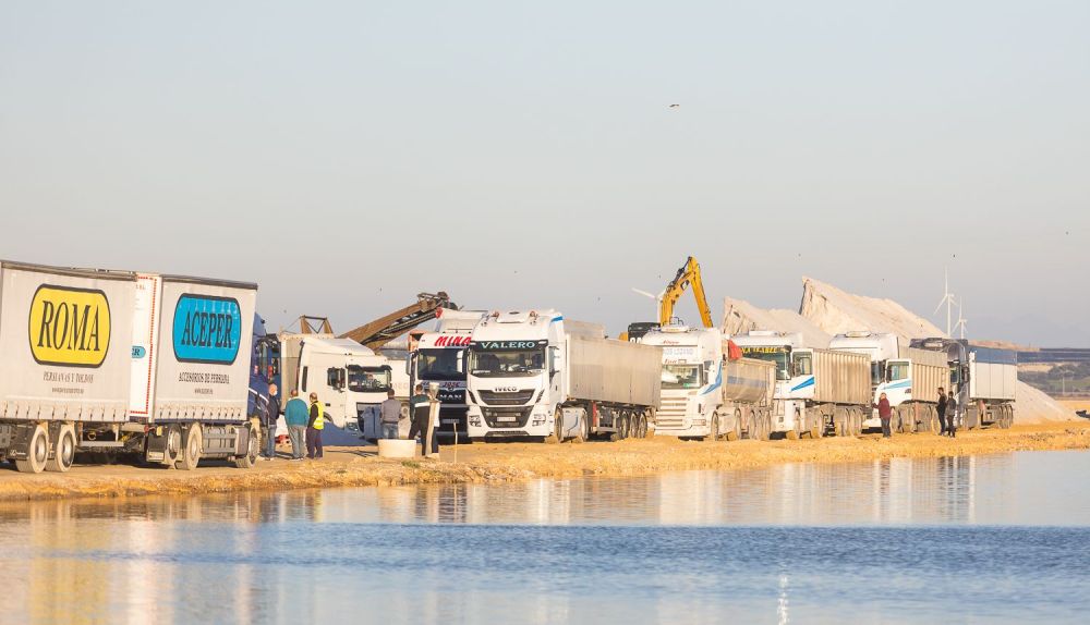 Fila de camiones en la salina Santa María.