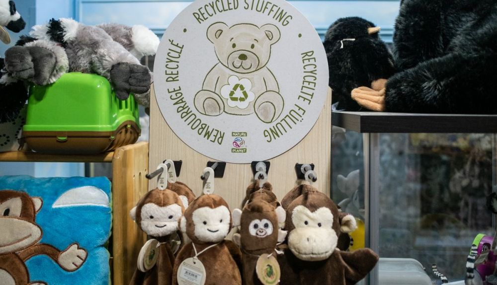Peluches rellenos de materiales reciclados.