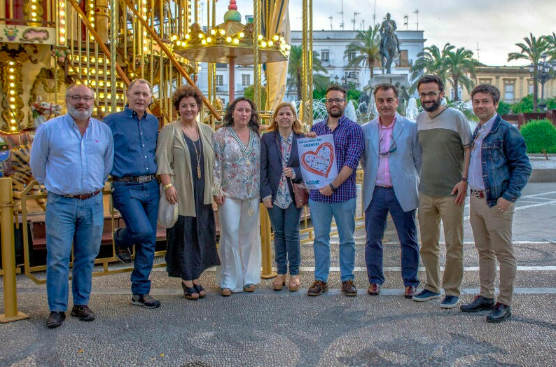 Nela García, en el centro de la imagen, junto a parte de su nueva junta directiva, en la plaza del Arenal.