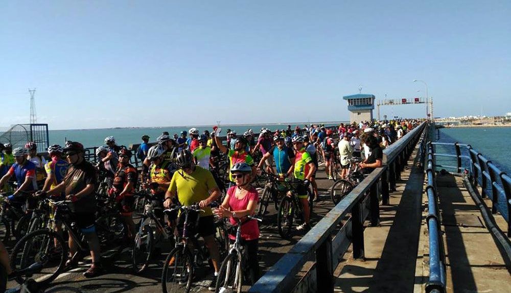 Una 'bicifestación' por el puente Carranza de Cádiz en una imagen de archivo.