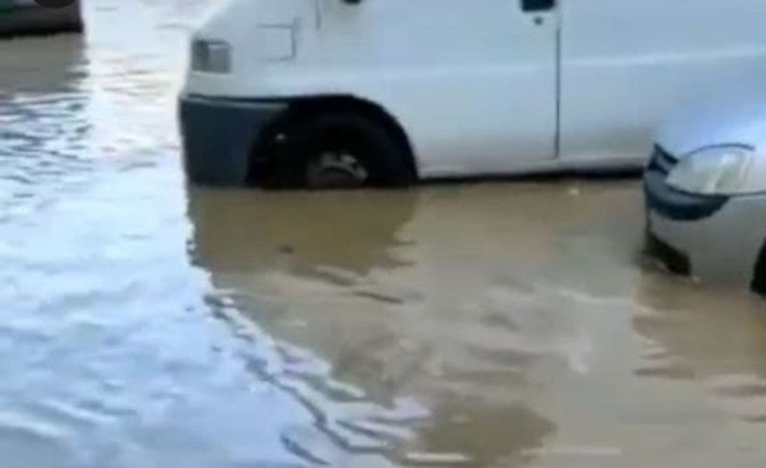 Uno de los vehículos afectados por la inundación.