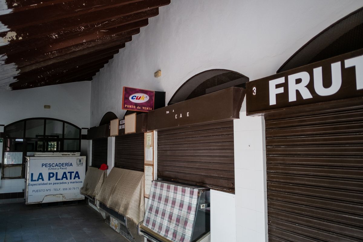 Los puestos vacíos del mercado.