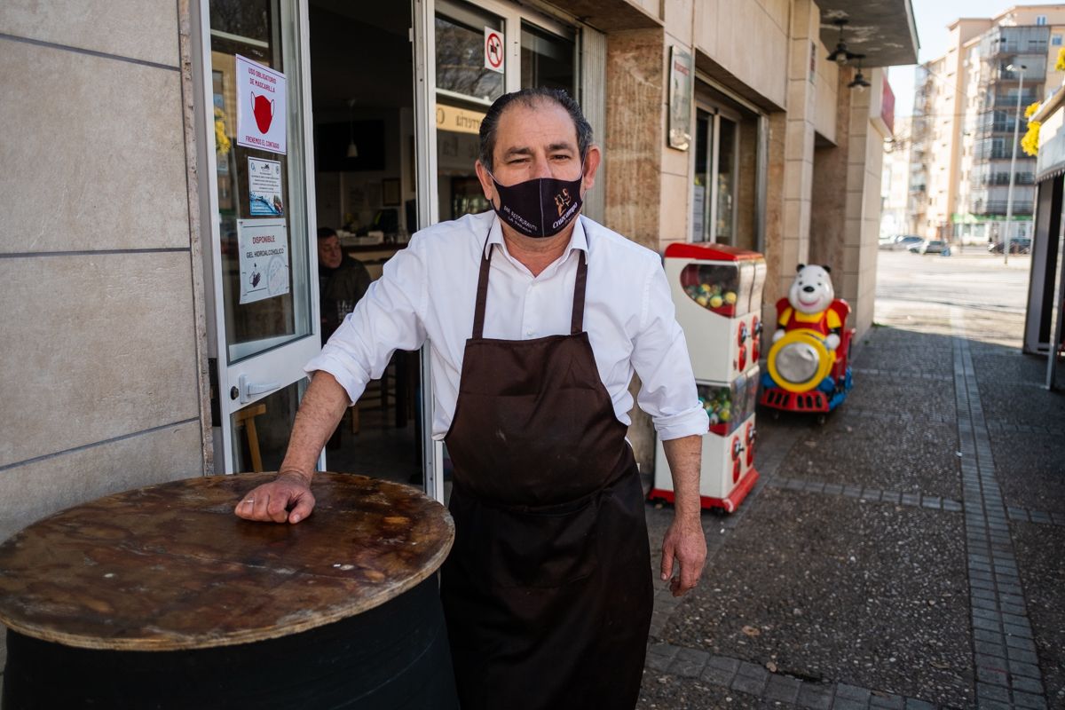 Juan Quirós, en su puerta del bar La Parada en La Plata. AUTOR: MANU GARCÍA