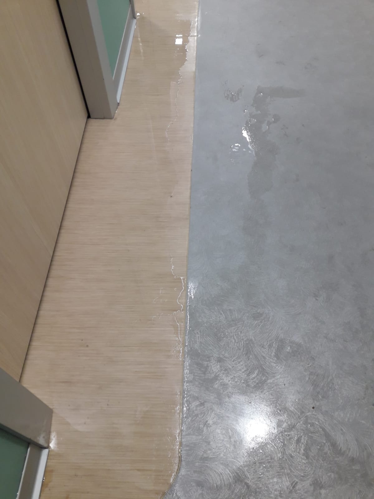 Parte del agua caída en Pediatría del Hospital de Jerez.