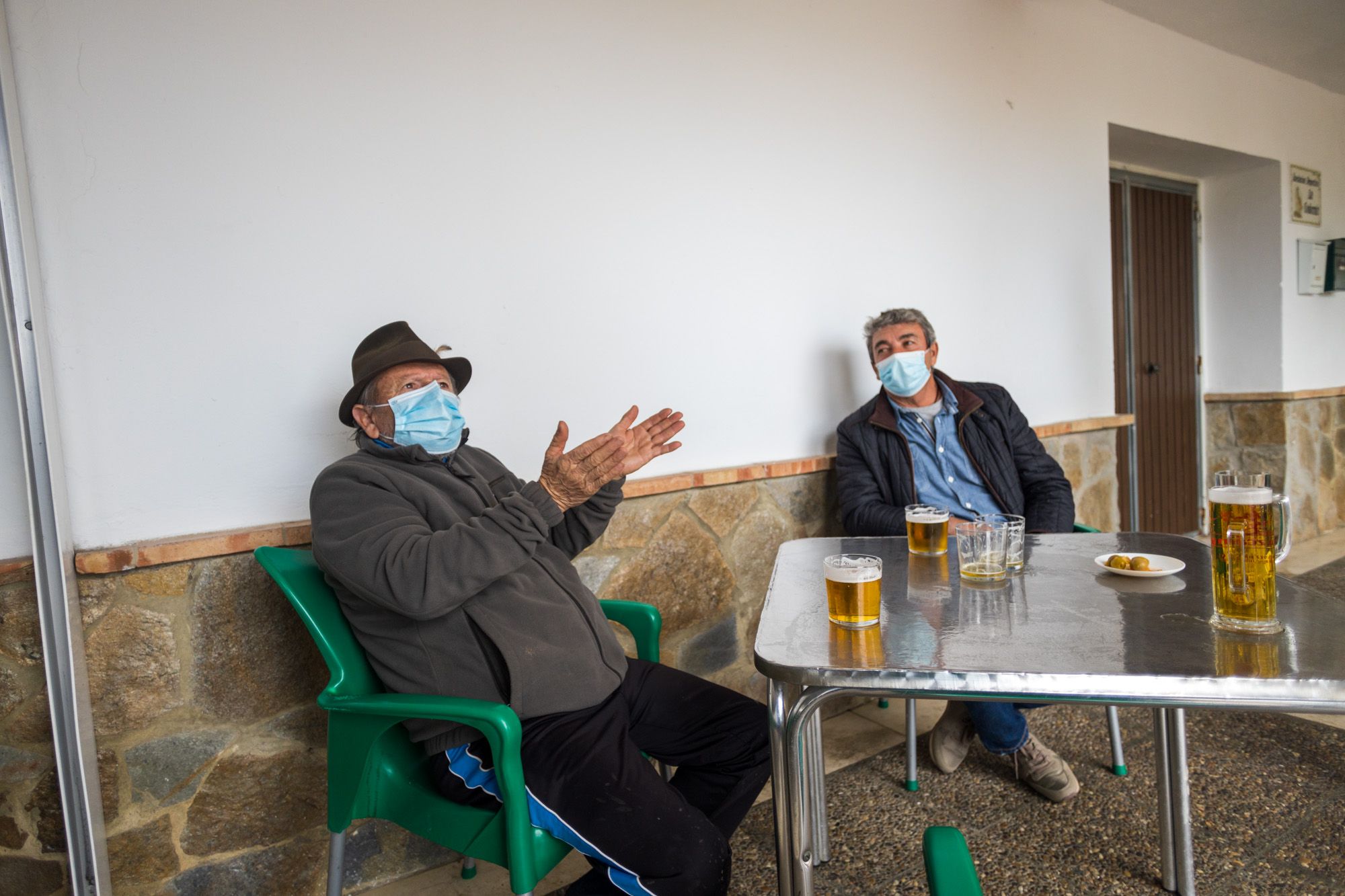 Joaquín y Manuel, en un bar de Nueva Jarilla, esta semana.