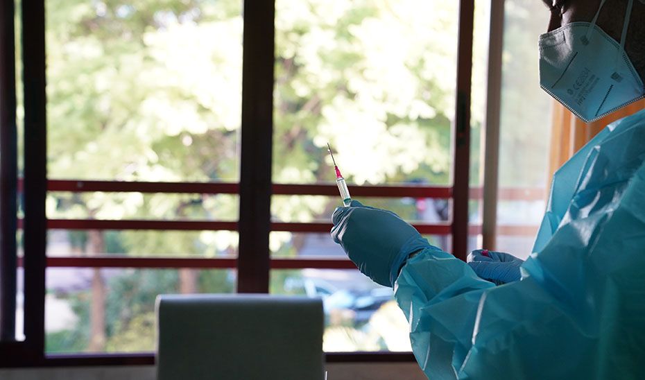Una sanitaria, con la vacuna contra el covid.