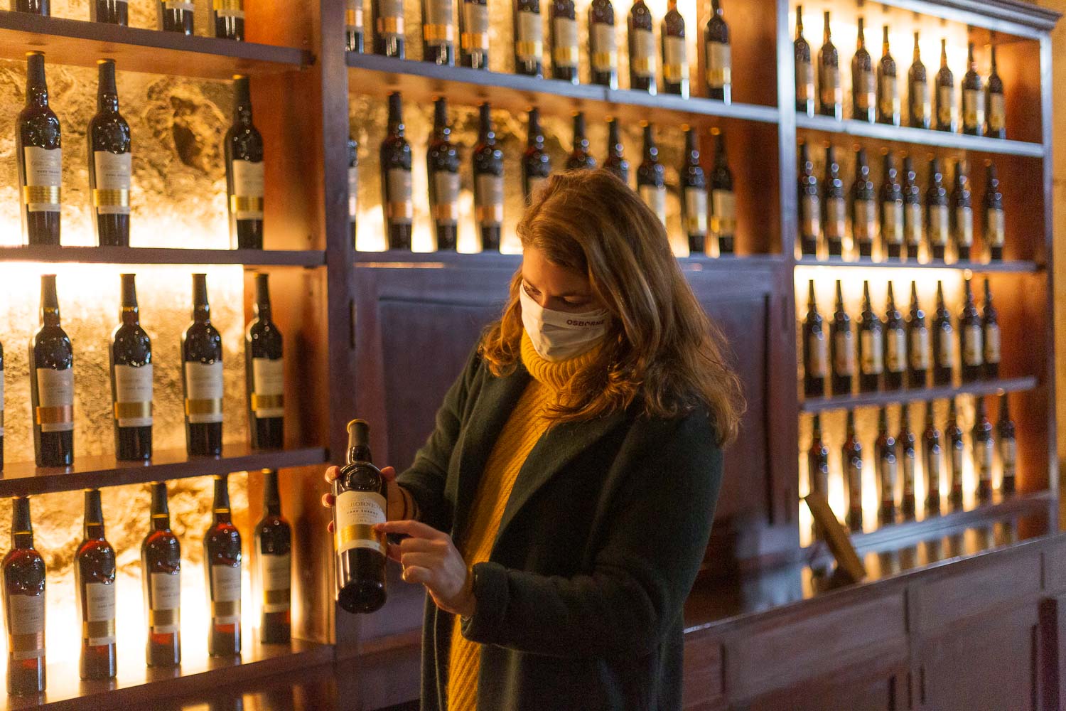 Carla Terry Osborne, con una de las botellas de VORS.   JUAN CARLOS TORO
