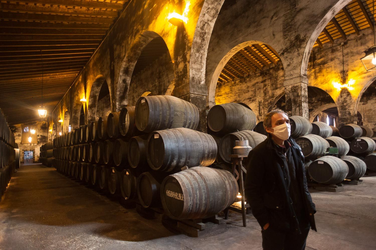 El jefe de los enólogos de Osborne, Marcos Alguacil, en la bodega de Mora.   JUAN CARLOS TORO