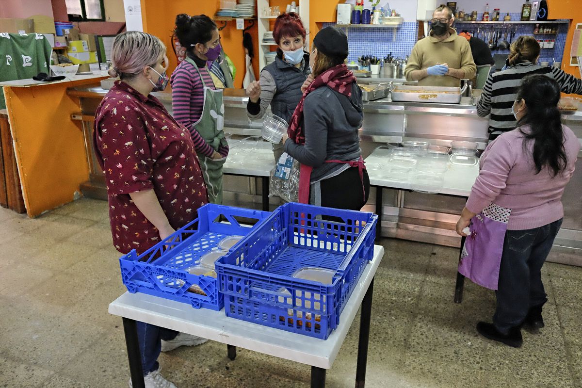 Preparativos antes de la entrega de comida. Autor: José Luis Tirado.