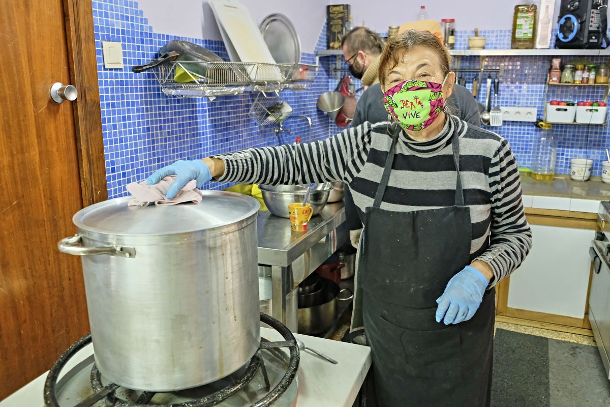 Dolo es una de las encargadas de la cocina. Autor: José Luis Tirado.