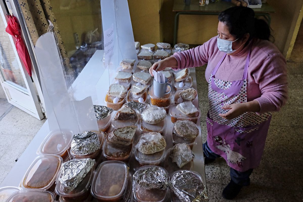 La mesa preparada para entregar la comida. Autor: José Luis Tirado.